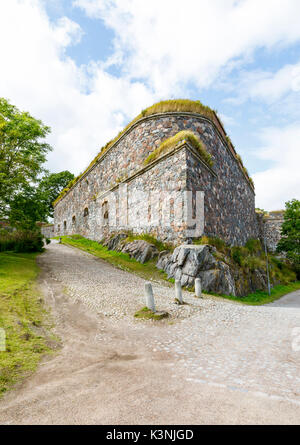 Possenti mura di pietra della Fortezza di Suomenlinna a Helsinki in Finlandia in estate Foto Stock