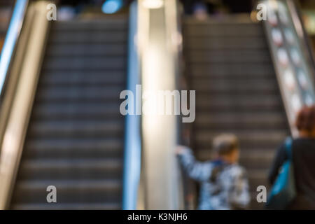 Abstract immagine sfocata di escalator in shopping mall store per utilizzo in background. Foto Stock