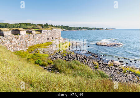 Possenti mura di pietra della Fortezza di Suomenlinna a Helsinki in Finlandia in estate Foto Stock