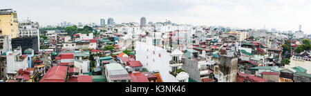 HANOI, VIETNAM - 24 Maggio 2017: panoramica vista aerea a Hanoi città vecchia case e edifici durante il giorno. Architettura antica e case tradizionali Foto Stock