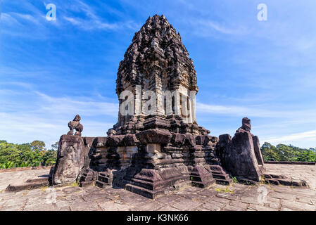 Bakong è il primo tempio di montagna costruita in pietra arenaria dai regnanti dell'Impero Khmer a Angkor moderno vicino a Siem Reap in Cambogia. In finale d Foto Stock