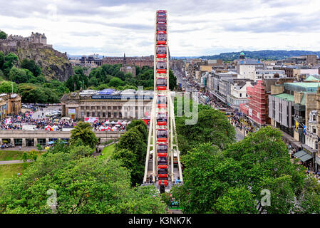 Il Festival ruota è un grande meccanica ruota panoramica Ferris, situato nel centro di Edimburgo, nella zona est di Princes Street Garden. Si tratta di una struttura temporanea Foto Stock