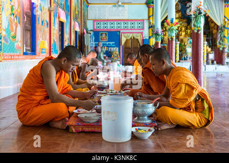 Bakong, Cambogia - gennaio 04, 2017: i monaci buddisti prendere il pranzo presso il monastero bakong, al di fuori del tempio bakong nei pressi di Angkor Wat Foto Stock