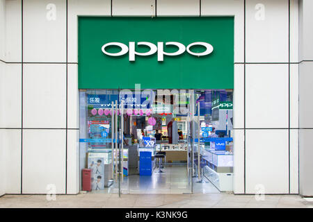 NANNING, Cina - 9 giugno 2017: OPPO negozio di elettronica, aprire per gli acquirenti. OPPO cinese è un consumer electronics ferma nel Guangdong, che le principali pro Foto Stock