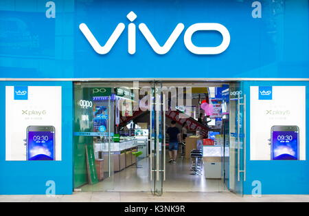 NANNING, Cina - 9 giugno 2017: Vivo telefono mobile e il negozio di accessori per aprire per gli acquirenti. Vivo è una tecnologia cinese azienda che progetta, sviluppa un Foto Stock