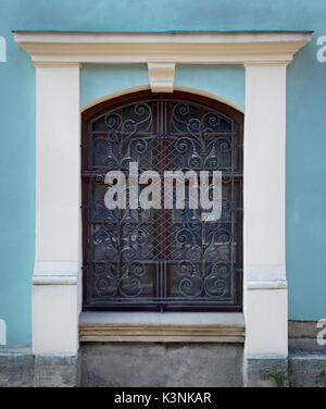 Finestre con barre nere con decoratios Foto Stock