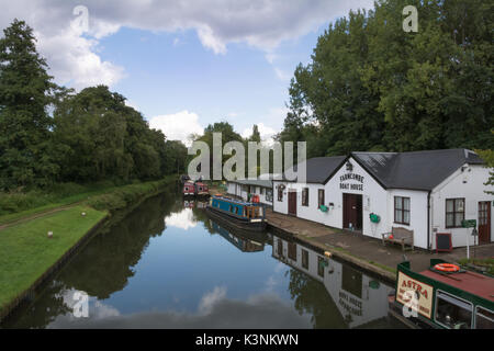 Farncombe casa in barca sul fiume Wey vicino a Godalming in Surrey, Regno Unito Foto Stock