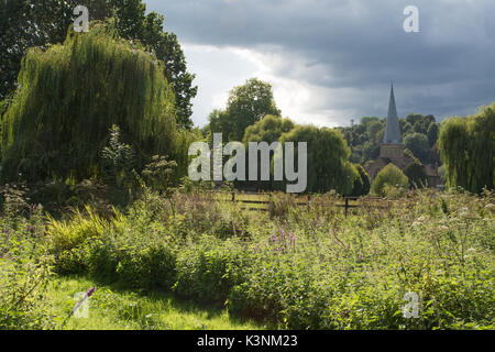 Chiesa di San Pietro e di San Paolo a Godalming, Surrey, Regno Unito dalla Phillips Memorial Park Foto Stock