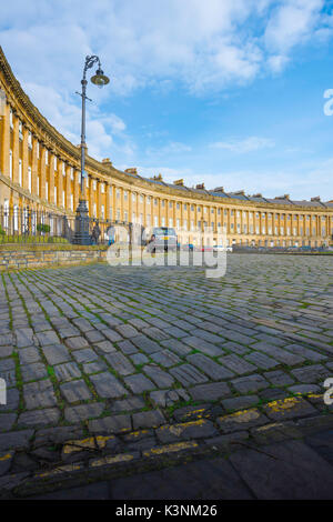 Royal Crescent bagno, vista del Royal Crescent - una fila di 30 georgiano case a schiera disteso in una mezzaluna di spazzamento nel centro di Bath, Regno Unito. Foto Stock