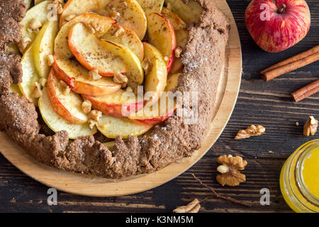 Apple Galette. In casa sani cereali integrali crostata di frutta (galette) con mele biologiche, noci, miele e cannella, vegetariano vegano dessert autunnale cibo Foto Stock