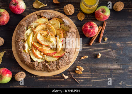 Apple Galette. In casa sani cereali integrali crostata di frutta (galette) con mele biologiche, noci, miele e cannella, vegetariano vegano dessert autunnale cibo Foto Stock