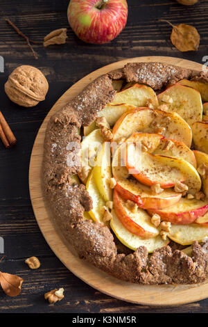 Apple Galette. In casa sani cereali integrali crostata di frutta (galette) con mele biologiche, noci, miele e cannella, vegetariano vegano dessert autunnale cibo Foto Stock