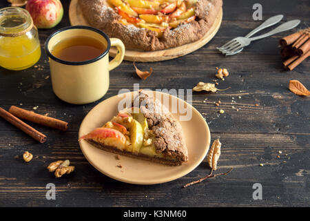 In autunno la colazione con tè e torta di mele. Stagionale in casa alimenti biologici - apple galette con miele, noci e cannella per il giorno del Ringraziamento. Foto Stock