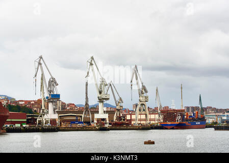 Zona Industriale nel fiume Nervion, Biscaglia, Paese Basco, Euskadi, Euskal Herria, Spagna, Europa Foto Stock