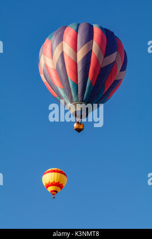 Colorate mongolfiere galleggiante attraverso il cielo in Albany, Oregon, Stati Uniti d'America. Foto Stock