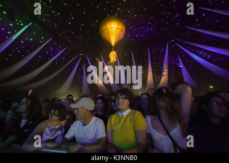 I frequentatori del festival nella grande tenda superiore al 2017 fine della strada festival. photo Data: sabato, 2 settembre 2017. Foto di credito dovrebbe leggere: roger garf Foto Stock