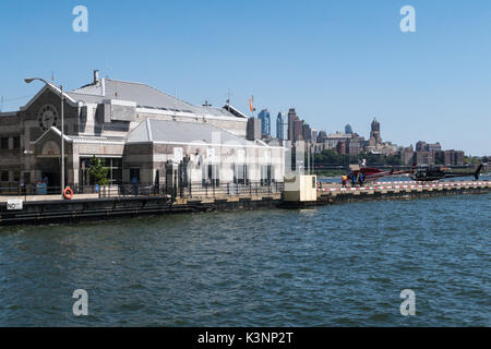 Elipad, appendiabiti ed elicotteri, East River, New York, USA Foto Stock