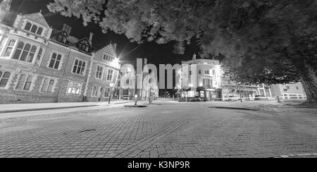 Tomaia high street in Winchester su una tranquilla notte di domenica Foto Stock