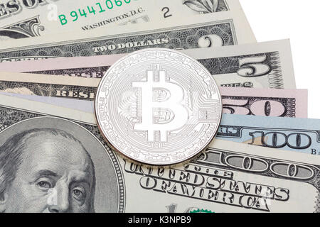 Argento bitcoin sul dollaro Usa banconote. Foto ad alta risoluzione. Foto Stock