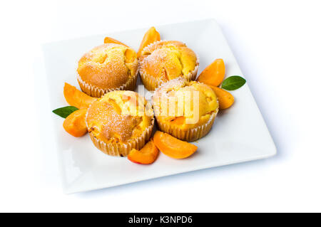 Fatti in casa muffin di albicocche con frutta in una ciotola Foto Stock