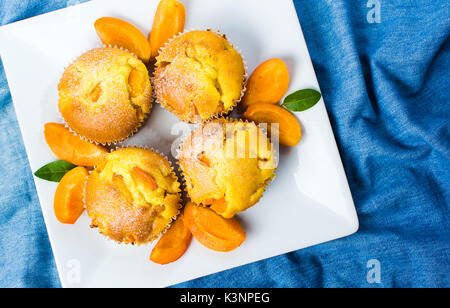 Fatti in casa muffin di albicocche con frutta in una ciotola Foto Stock