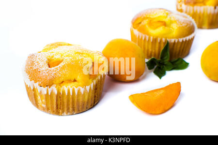 Albicocca muffin con frutta fresca su sfondo bianco Foto Stock