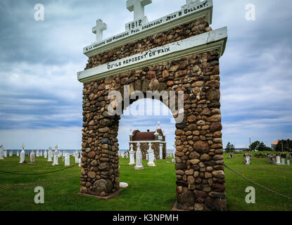 Chiesa del Cimitero di Notre Dame du Mont Carmel sulla costa dell'Oceano Atlantico, New Brunswick, Canada Foto Stock