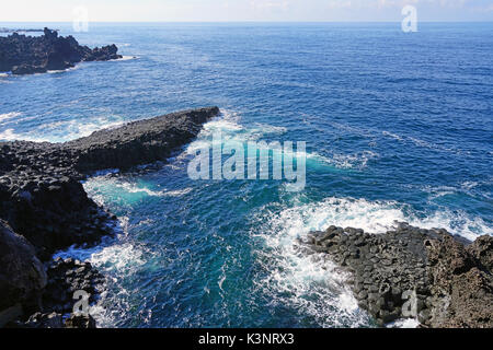 Il daepo jusangjeolli basalto colonnare e giunti a strapiombo sul Jeju Island, Corea del Sud Foto Stock