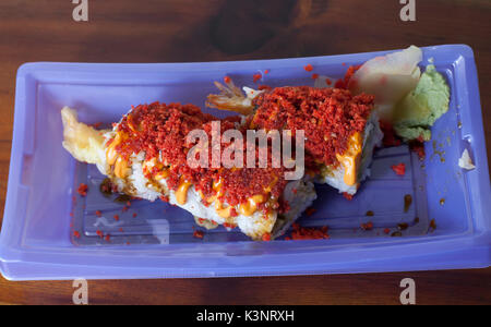 Close up di un rotolo di gamberi piccante tempura sushi Foto Stock