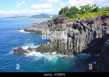 Il daepo jusangjeolli basalto colonnare e giunti a strapiombo sul Jeju Island, Corea del Sud Foto Stock