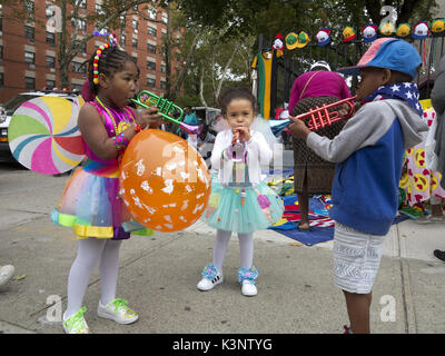 Brooklyn, Stati Uniti d'America. Il 2 settembre, 2017. I bambini di Barbados heritage giocare al cinquantesimo Caraibi annuale Junior Carnival di Brooklyn, NY, STATI UNITI D'AMERICA. Foto Stock