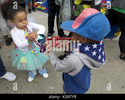 Brooklyn, Stati Uniti d'America. Il 2 settembre, 2017. I bambini di Barbados heritage giocare al cinquantesimo Caraibi annuale Junior Carnival di Brooklyn, NY, STATI UNITI D'AMERICA. Foto Stock