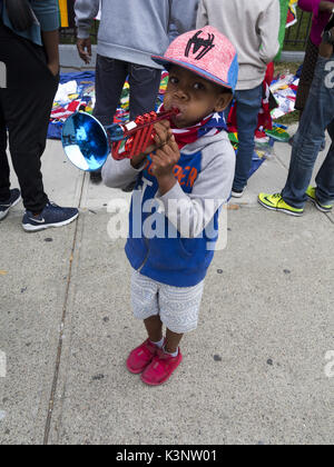 Brooklyn, Stati Uniti d'America. Il 2 settembre, 2017. Ragazzo di Barbados heritage giocare al cinquantesimo Caraibi annuale Junior Carnival di Brooklyn, NY, STATI UNITI D'AMERICA. Foto Stock