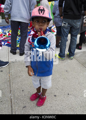 Brooklyn, Stati Uniti d'America. Il 2 settembre, 2017. Ragazzo di Barbados heritage giocare al cinquantesimo Caraibi annuale Junior Carnival di Brooklyn, NY, STATI UNITI D'AMERICA. Foto Stock