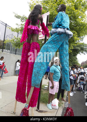 Brooklyn, Stati Uniti d'America. Il 2 settembre, 2017. Trampolieri al cinquantesimo Caraibi annuale Junior Carnival di Brooklyn, Stati Uniti d'America. Foto Stock