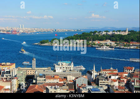 Il Bosforo e Palazzo Topkapi sotto il cielo blu a Istanbul, Turchia. Foto Stock
