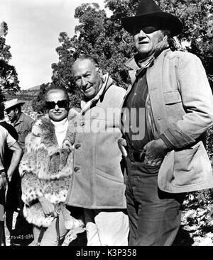 Il GRINTA [US 1969] HAL B WALLIS [center] con sua moglie Martha HYER e John Wayne sulla posizione data: 1969 Foto Stock