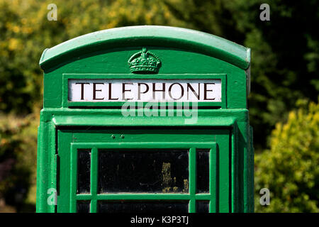 Green convertito e del defibrillatore First Aid box telefonico, Berrow verde, Worcestershire, England, Regno Unito Foto Stock