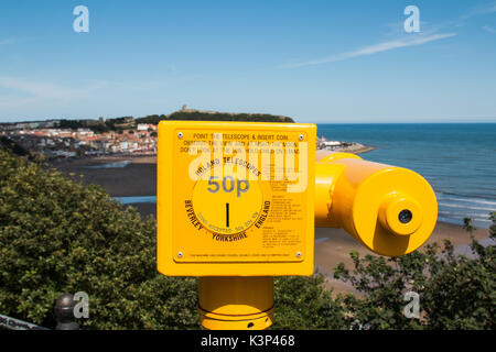 Un giallo telescopio balneare affacciato Scarborough South Bay in North Yorkshire, Inghilterra. SCARBOROUGH, North Yorkshire, Regno Unito - Agosto 10, 2017 Foto Stock