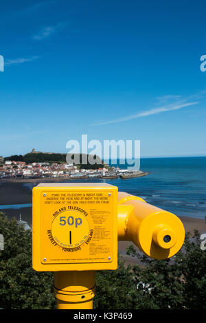 Un giallo telescopio balneare affacciato Scarborough South Bay in North Yorkshire, Inghilterra. SCARBOROUGH, North Yorkshire, Regno Unito - Agosto 10, 2017 Foto Stock