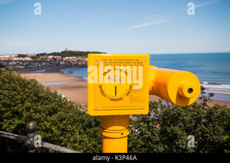 Un giallo telescopio balneare affacciato Scarborough South Bay in North Yorkshire, Inghilterra. SCARBOROUGH, North Yorkshire, Regno Unito - Agosto 10, 2017 Foto Stock