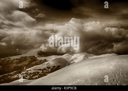 In bianco e nero in inverno Stara Planina, "vecchio" di montagna al confine tra Serbia e Bulgaria Foto Stock