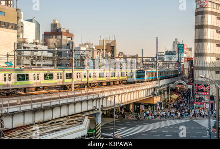 Paesaggio urbano presso il quartiere degli affari della stazione di Ueno, Tokyo, Giappone Foto Stock