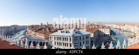 Panorama vista aerea di Venezia, Veneto, Italia su una soleggiata giornata invernale che mostra la scansione del Canal Grande come si gira la curva alla Rialto Bridg Foto Stock