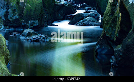 Il mistico e magico Fairy Glen o welsh Ffos Noddun nella profonda forra nascosta sul fiume Conwy in Galles del Nord vicino alla città di Betwys-y-coed Foto Stock