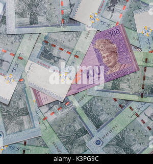 Ringgit malese valuta su sfondo di pattern, simbolo RM codice di valuta MYR Foto Stock