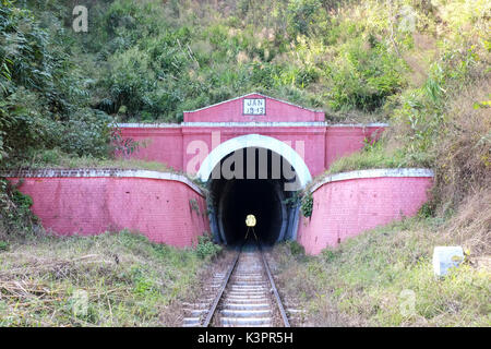 Un tunnel ferroviario sul Kalwa al Lago Inle trek, Myanmar Foto Stock