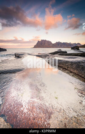 Spiaggia di Uttakleiv, Isole Lofoten in Norvegia Foto Stock