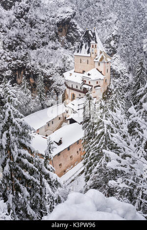 Santuario di San Romedio. Il santuario di San Romerio si trova nel comune di Sanzeno in Val di Non in provincia di Trento, nella regione Trentino Alto Adige in Italia Foto Stock