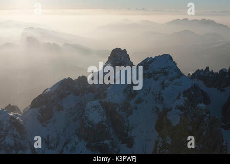 La vista aerea del Cimon della Pala e la Vezzana picco. Paneveggio parco naturale, Pale di San Martino gruppi. Dolomiti. Provincia di Trento, Trentino Alto Adige L'Italia, Europa Foto Stock